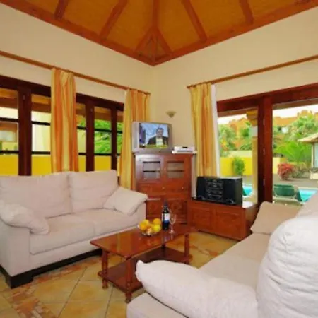 Con 2 Dormitorios Y Piscina Privada Villa